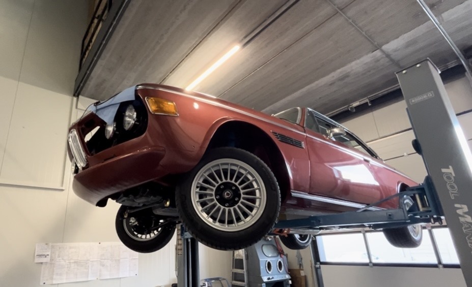 classiccarmoments-restomod-uitlaat-bmw-e9-op-auto